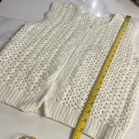 handmade knitted sweaters vest ideal for these cold days - Picture 4 of 5